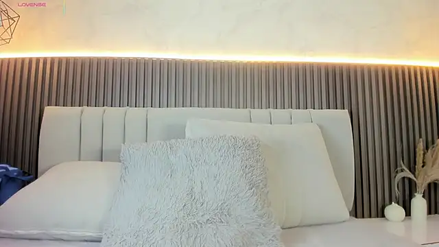 SHANONCLARK online show from November 13, 2025, 7:13 pm