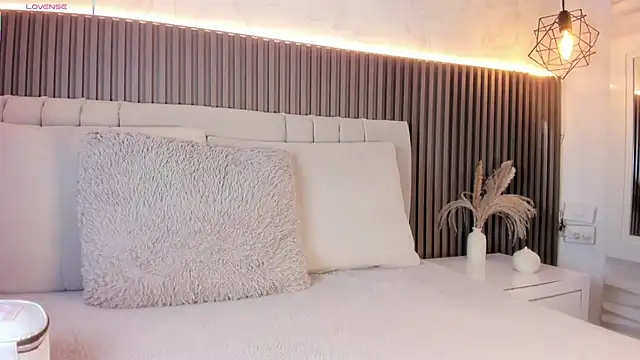 SHANONCLARK online show from November 20, 2025, 7:13 pm