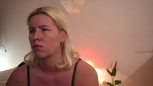 moonamii online show from December 9, 2024, 6:14 pm