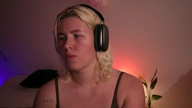 moonamii online show from January 22, 2025, 6:52 pm