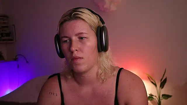 moonamii online show from January 27, 2025, 4:11 pm