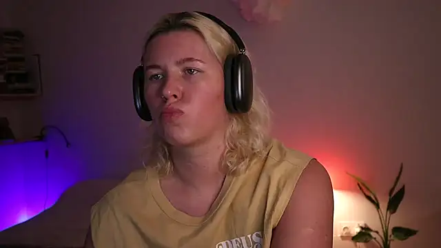 moonamii online show from January 30, 2025, 5:17 pm