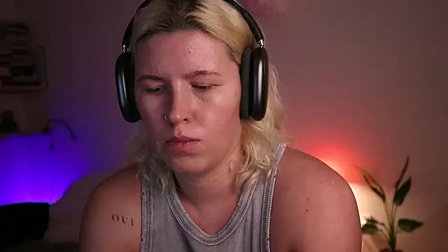 moonamii online show from January 30, 2025, 8:53 pm