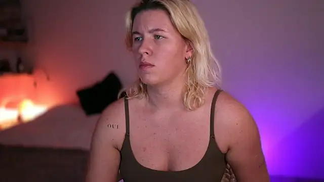 moonamii online show from February 25, 2025, 7:03 pm