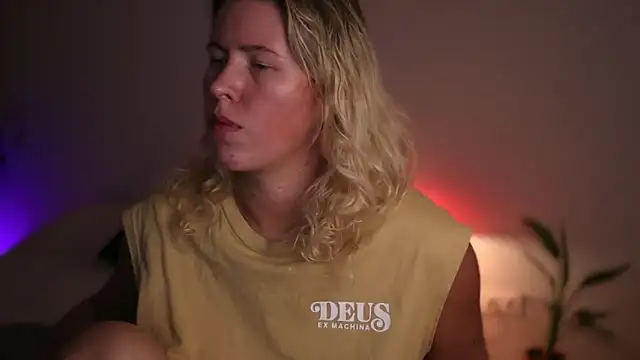 moonamii online show from October 7, 2025, 7:33 pm