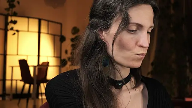 yulladao online show from November 18, 2025, 6:01 pm