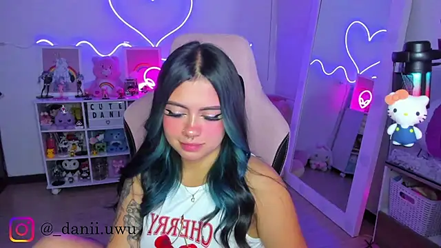 Snapshot of CuteDani_ chatting on February 5, 2026, 8:52 am CuteDani online show from February 5, 2026, 8:52 am