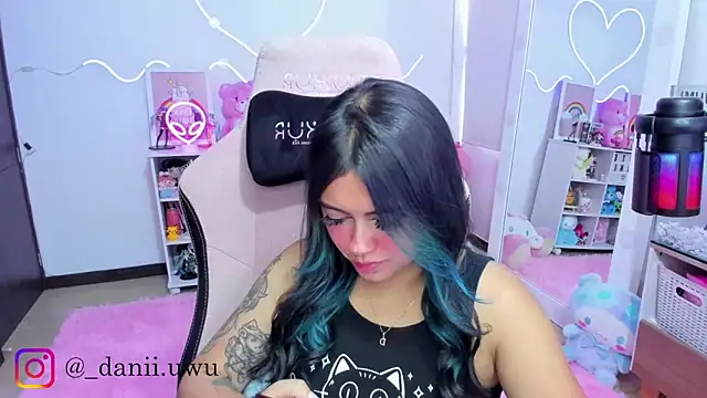 Snapshot of CuteDani_ chatting on February 9, 2026, 2:10 pm CuteDani online show from February 9, 2026, 2:10 pm