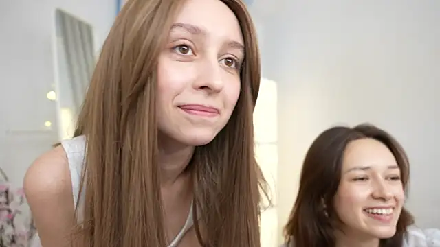 VivianLy  online show from December 5, 2024, 9:50 am