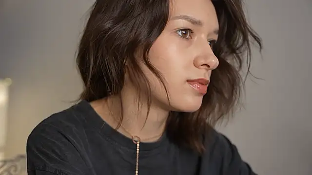 VivianLy  online show from January 24, 2025, 8:44 am