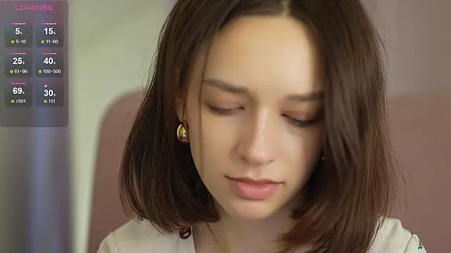 VivianLy  online show from February 7, 2025, 10:50 am