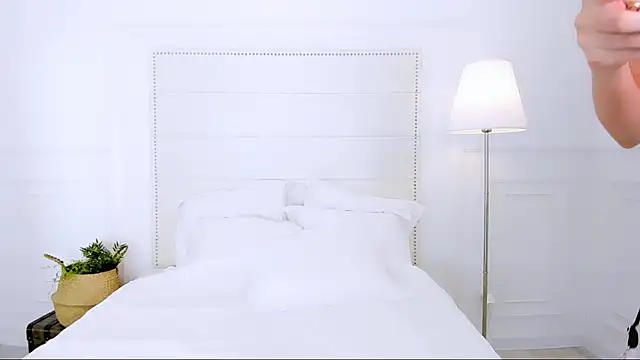 NaomiYuu online show from April 18, 2026, 1:53 am