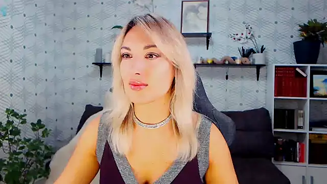 MillaXQueen online show from November 4, 2025, 1:54 pm