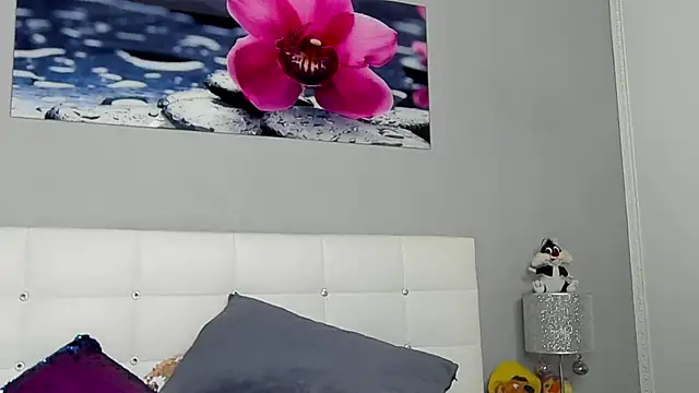 JuliaHunts online show from December 14, 2025, 5:24 am