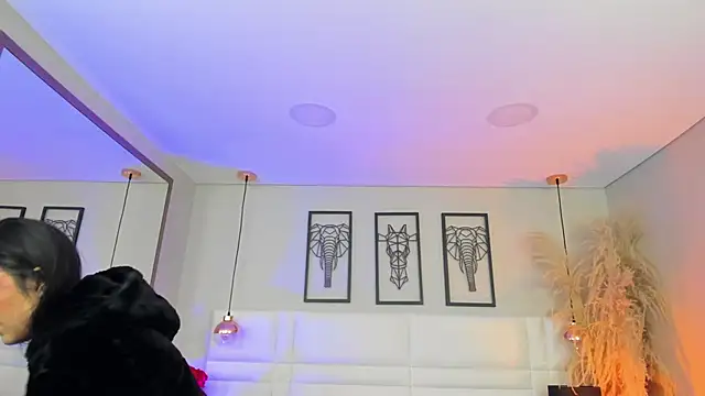 Rebeca jones online show from December 1, 2025, 11:59 am