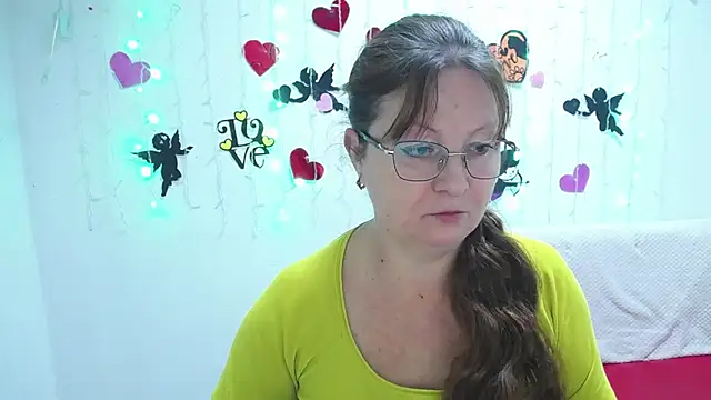 VanessaHotts online show from February 4, 2025, 6:04 am