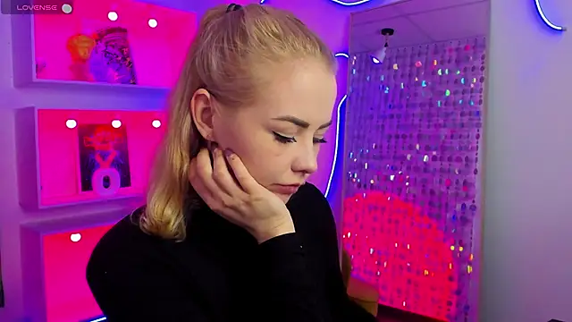 StephanieSweety online show from April 18, 2026, 7:07 pm