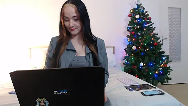 Crystal-dreamt online show from December 5, 2024, 2:44 pm