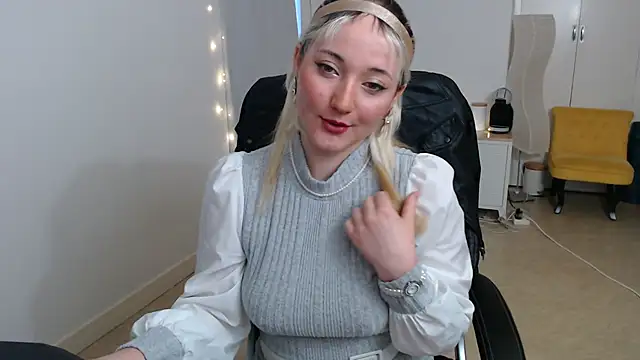 Crystal-dreamt online show from October 15, 2025, 7:52 am