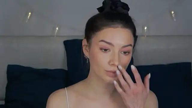 sinthiaroze online show from February 4, 2025, 2:21 pm