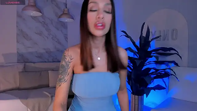 DannaCruz online show from February 18, 2025, 7:41 pm