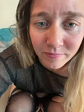 SkyelarSommer online show from December 11, 2024, 5:37 pm