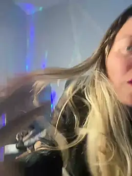 SkyelarSommer online show from December 12, 2024, 5:10 am