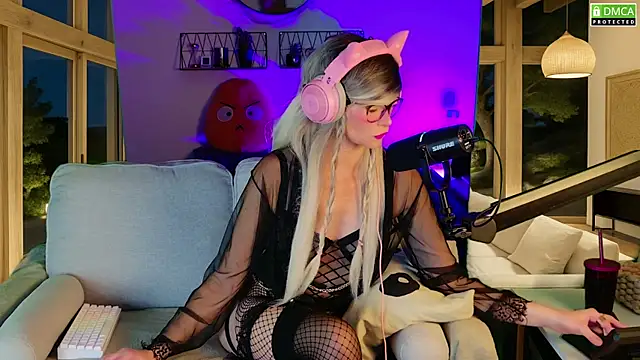 Kittychatte online show from November 4, 2025, 5:45 pm