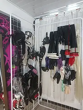 Snapshot of LatexDevil_Blondie chatting on May 27, 2026, 1:41 pm LatexDevil Blondie online show from May 27, 2026, 1:41 pm