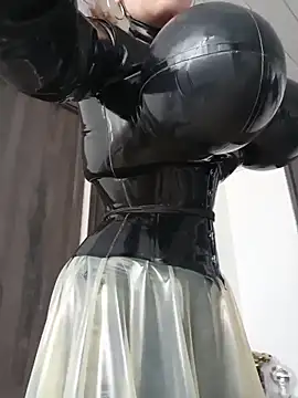 Snapshot of LatexDevil_Blondie chatting on June 10, 2026, 1:32 pm LatexDevil Blondie online show from June 10, 2026, 1:32 pm