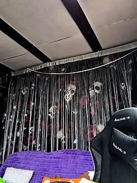 KikiXRed online show from April 21, 2026, 9:15 am