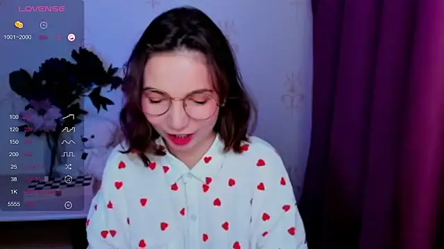 KindHazelHere  online show from April 19, 2026, 6:10 pm