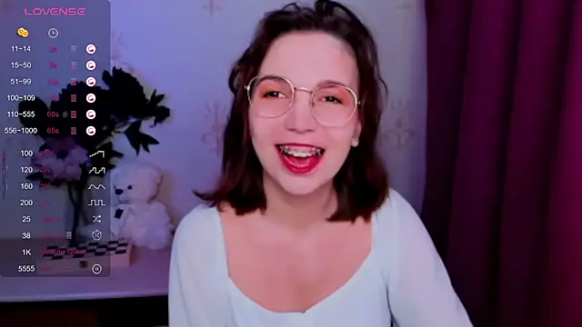 KindHazelHere  online show from April 21, 2026, 11:29 pm