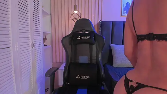 ashlye miller  online show from September 18, 2025, 4:25 am