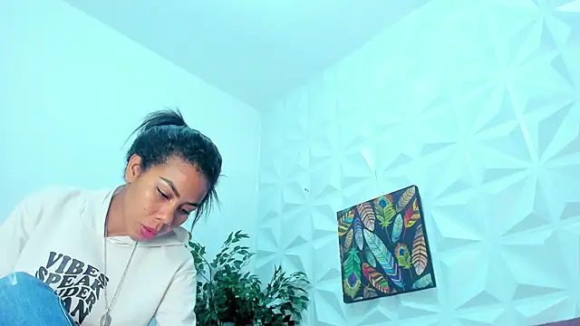 Hellen Sky online show from March 17, 2025, 7:04 pm