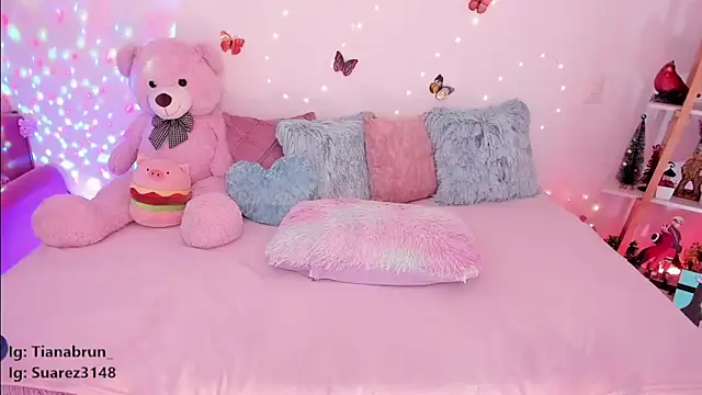 Zara uwu  online show from February 17, 2025, 2:59 pm