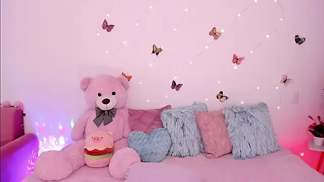 Snapshot of Zara_uwu_ chatting on June 3, 2026, 2:33 pm Zara uwu online show from June 3, 2026, 2:33 pm