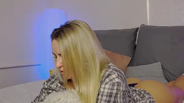 SofiJames online show from December 19, 2024, 6:34 am