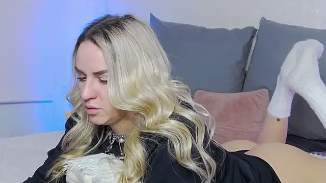 SofiJames online show from March 6, 2025, 6:19 am