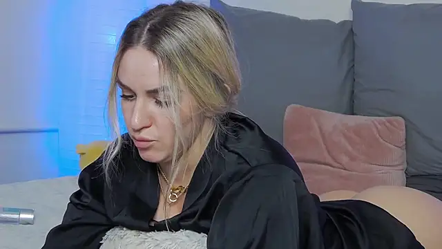 SofiJames online show from March 17, 2025, 9:01 am