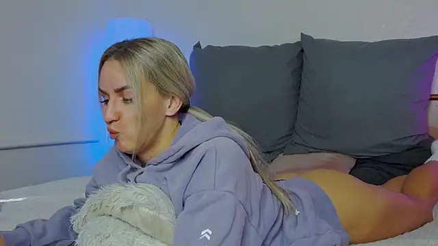 SofiJames online show from October 2, 2025, 7:15 am