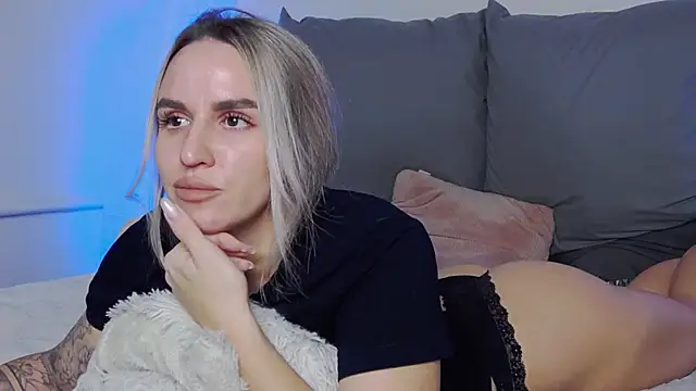 SofiJames online show from November 26, 2025, 7:09 am