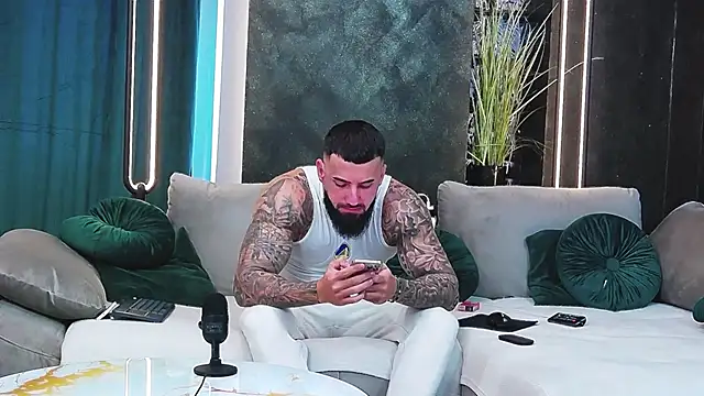 masterkingofmusclee online show from January 20, 2025, 1:42 pm