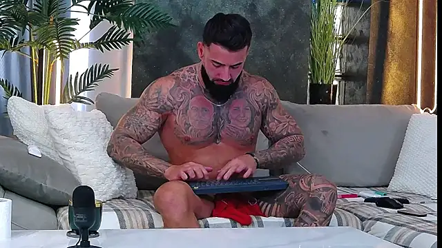 masterkingofmusclee online show from October 13, 2025, 9:31 am