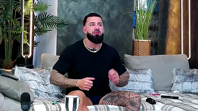 masterkingofmusclee online show from November 17, 2025, 7:47 am