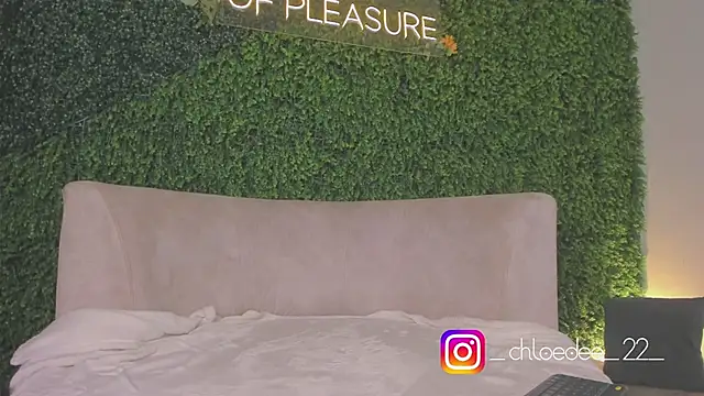 chloe d online show from September 25, 2025, 12:42 pm