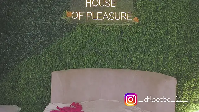 chloe d online show from October 3, 2025, 12:57 pm