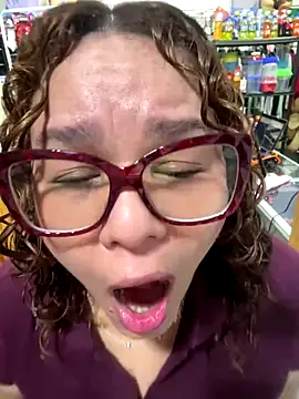 ROSALIALUCY online show from October 6, 2025, 12:24 pm