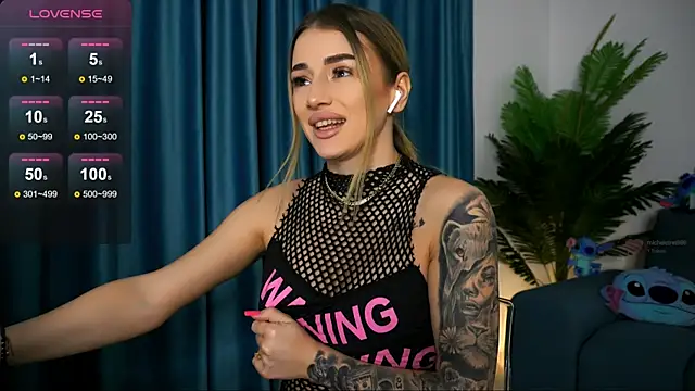 Snapshot of AishaCarter chatting on February 3, 2025, 6:28 pm AishaCarter online show from February 3, 2025, 6:28 pm