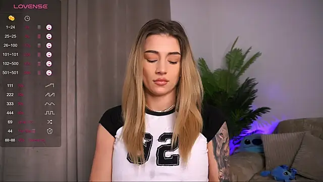 Snapshot of AishaCarter chatting on February 11, 2025, 9:35 pm AishaCarter online show from February 11, 2025, 9:35 pm